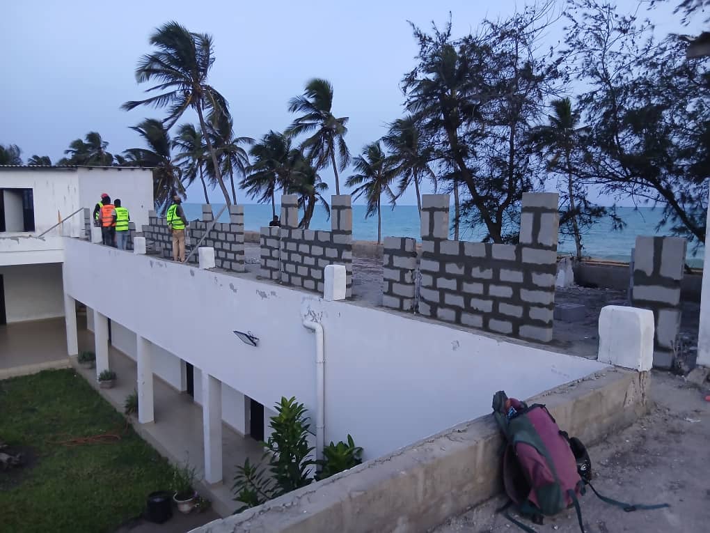 Bâtiment avec terrasse et vue sur l'océan