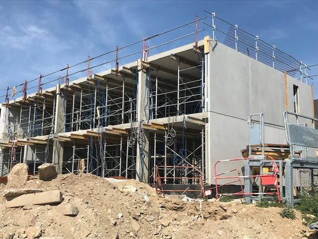 Bâtiment en béton avec échafaudage