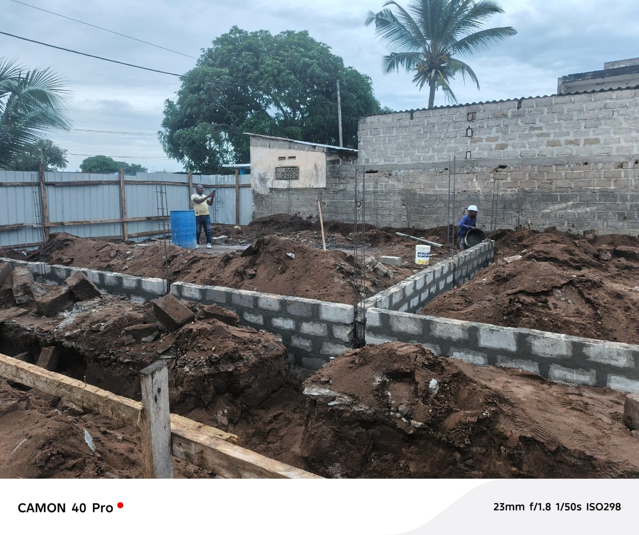 Chantier de fondations au petit matin