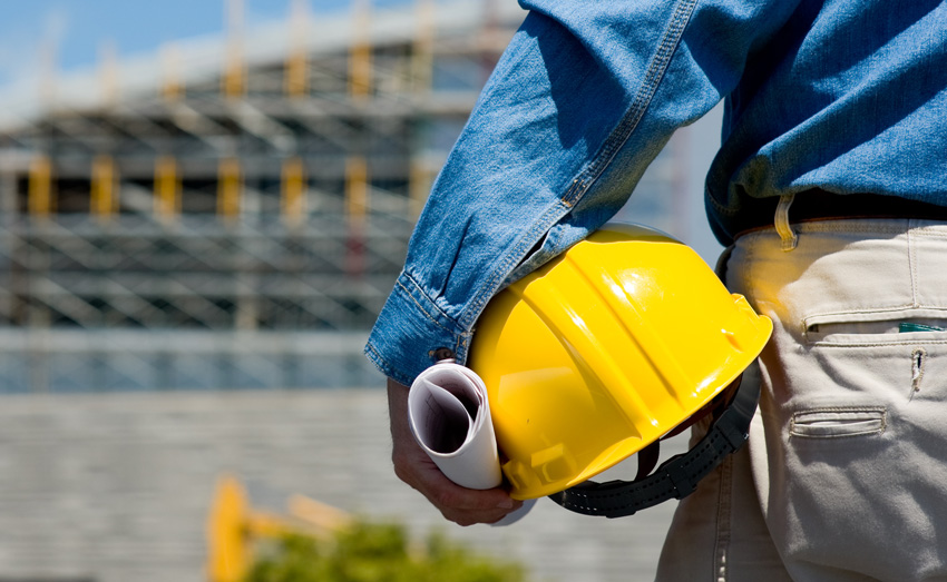 Contremaître consultant des plans sur chantier