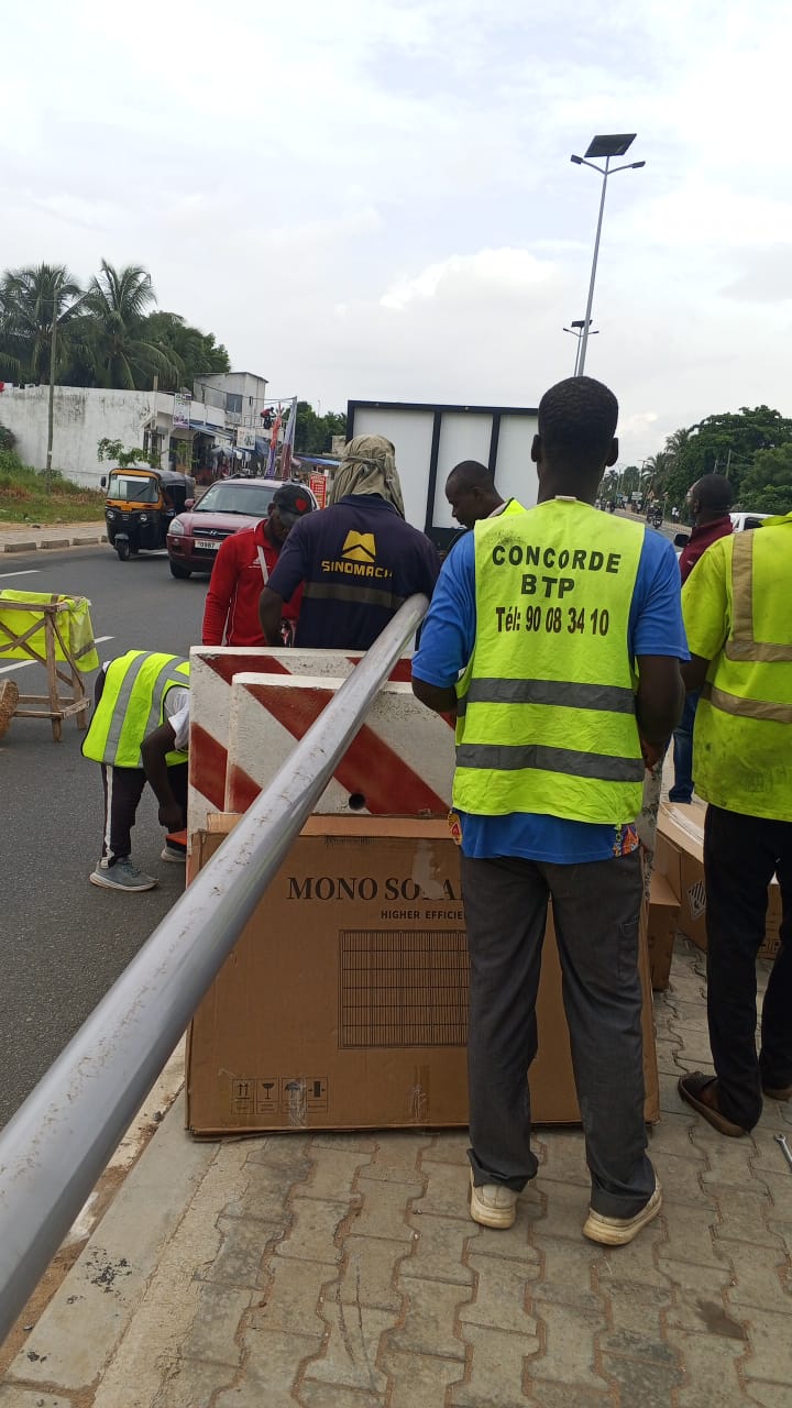 Équipe CONCORDE BTP avec des lampadaires solaires