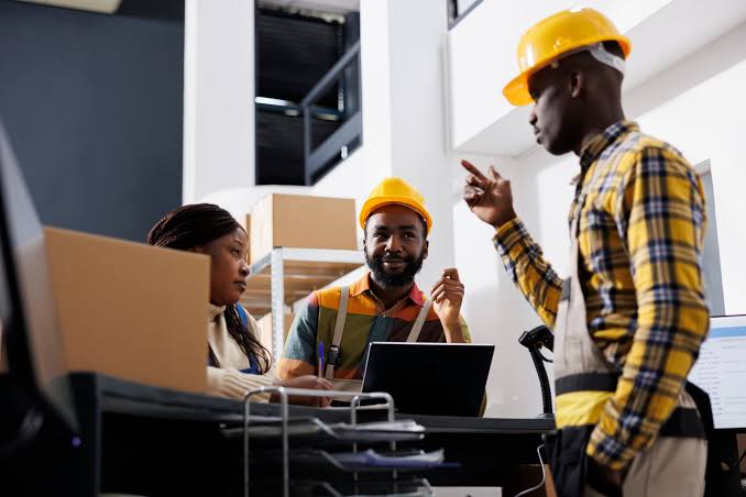 Réunion de coordination d'équipe sur chantier