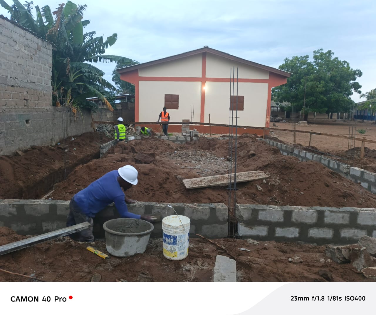 Fondations en cours devant un bâtiment terminé
