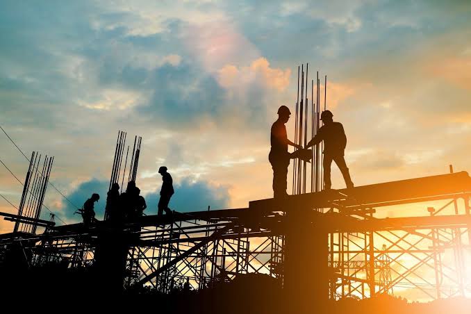 Poignée de main sur un chantier au coucher du soleil