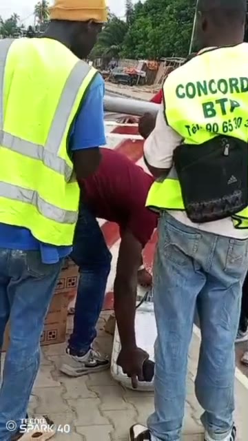 Équipe CONCORDE BTP réceptionnant le matériel d'éclairage solaire